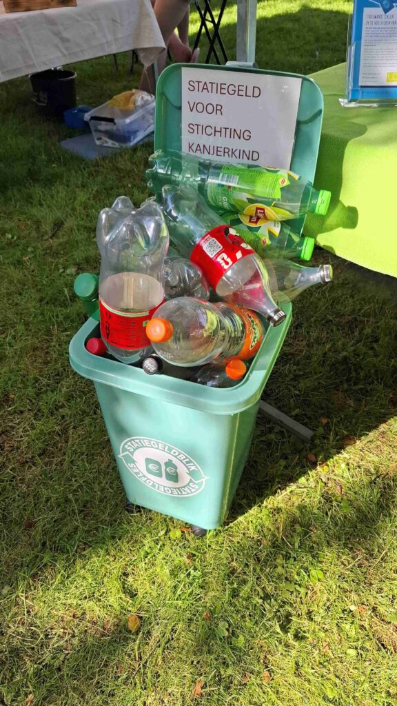 kleine groene container gevuld met lege flessen voor statiegeld stichting KanjerKinD